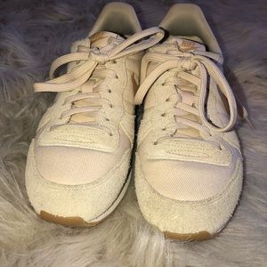 Nike Internationalist Women’s Cream Sneakers